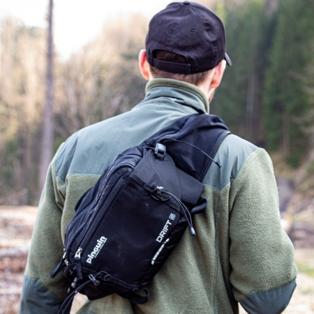 Wie trägt man eine Bauchtasche?