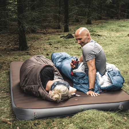 Wie schläft man im Schlafsack?