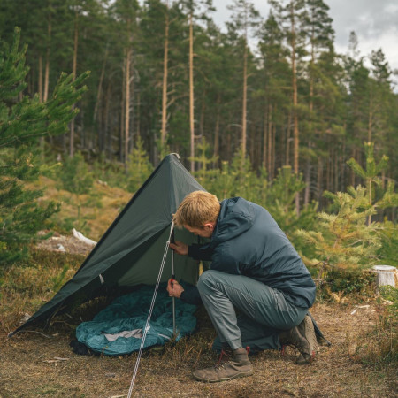 8 Möglichkeiten, wie man ein Überdach aus einem Tarp baut