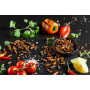 Essbare Grillen Sens Knusprig geröstete Grillen Tomaten & Oregano